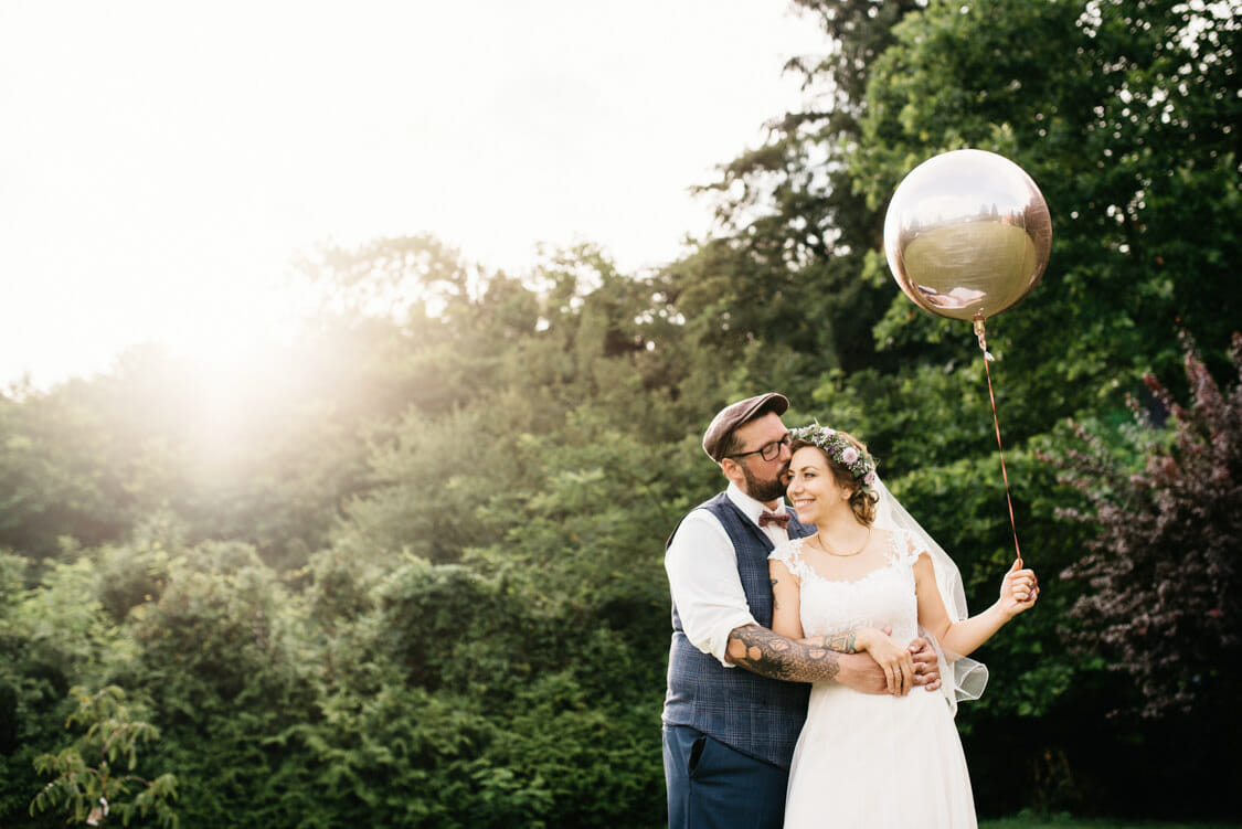 Anna und Benny mit einem runden Ballon im Garten des St. Veiter Schlössls
