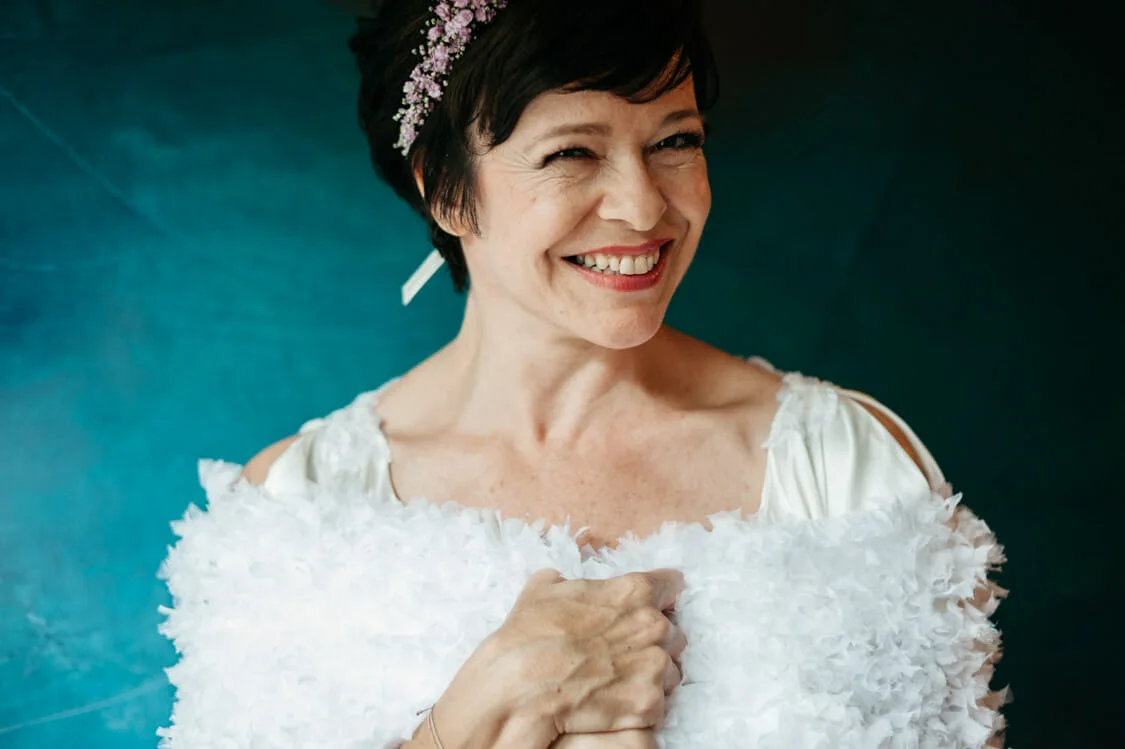 Astrid lacht bei ihrer Hochzeit im Seehof in Goldegg