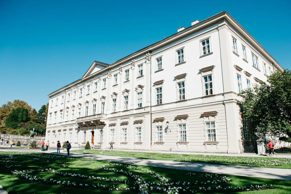 Das Schloss Mirabell in Salzburg an einem sonnigen Hochzeitstag