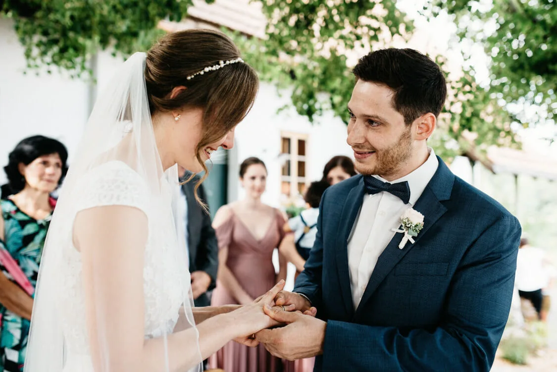 Alexandra und David beim Ringtausch unter der Linde am Knappenhof