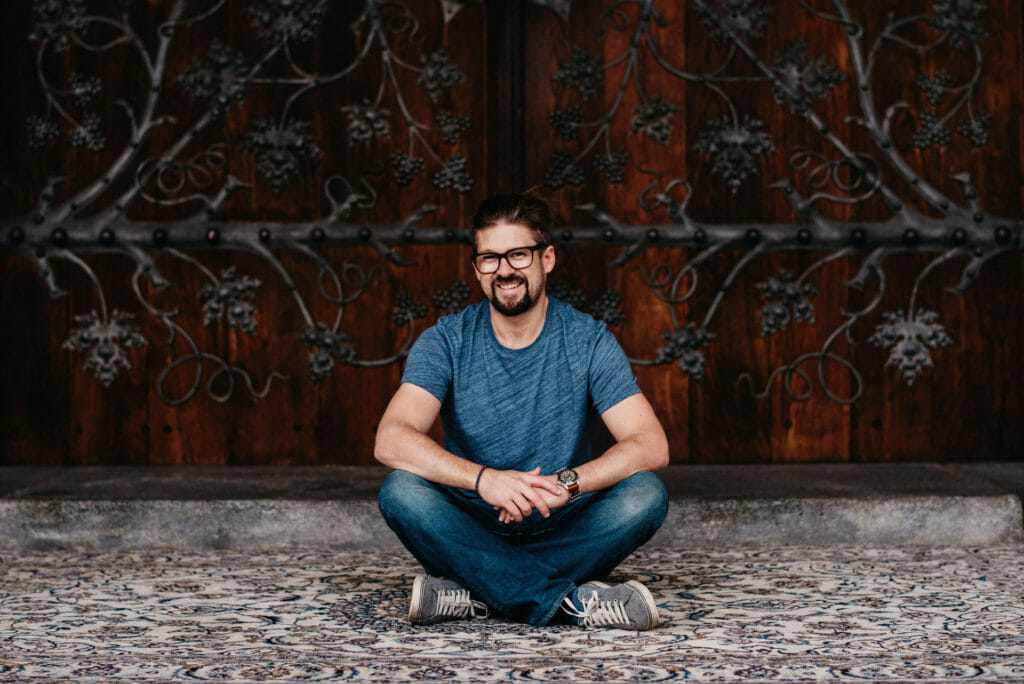 Portrait Tom Schuller vor Jesu Kirche Graz Portrait Tom Schuller vor Jesu Kirche Graz